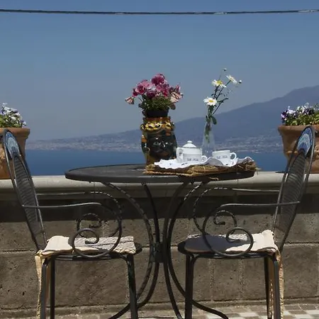 Hilda Semesterbostad Vico Equense